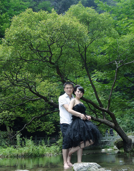 Photoshoop调出外景婚纱照片的紫色调