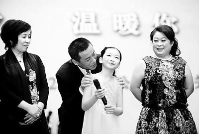 人文儿童电影《守护童年》导演刘抒鹃、总制片人江平、演员肖韵、张海燕（从左至右）出席首映礼。 新华社记者 金良快摄